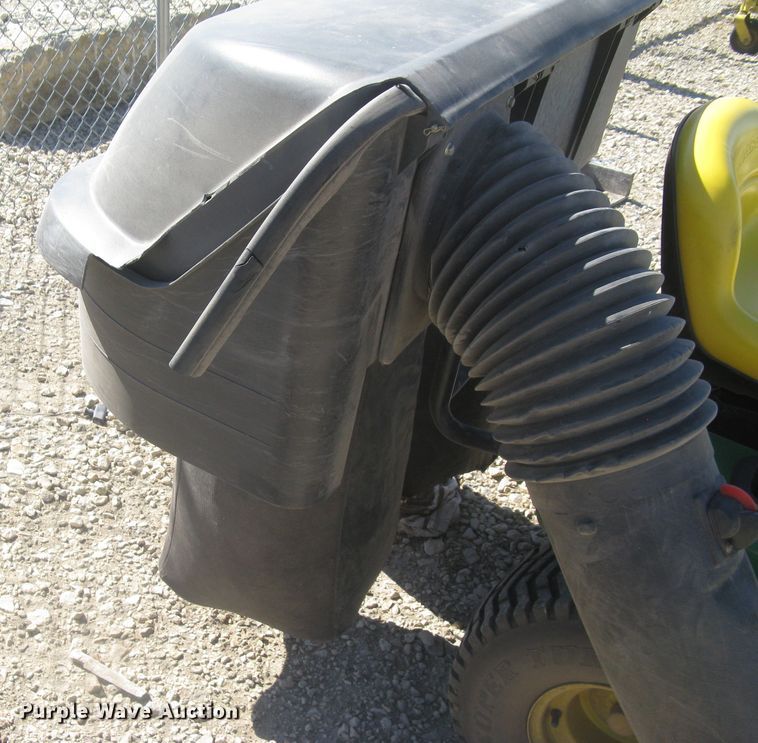 image for item GV9279 2005 John Deere LT150  lawn mower