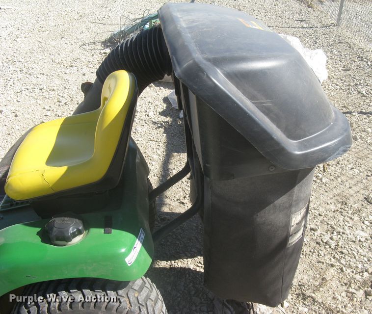 image for item GV9279 2005 John Deere LT150  lawn mower