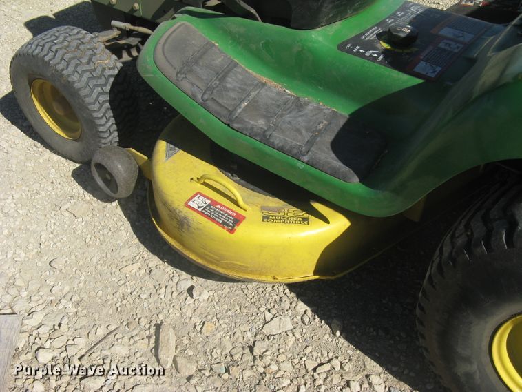image for item GV9279 2005 John Deere LT150  lawn mower