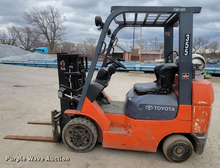 image for item HF9302 Toyota 7FGCU25  forklift