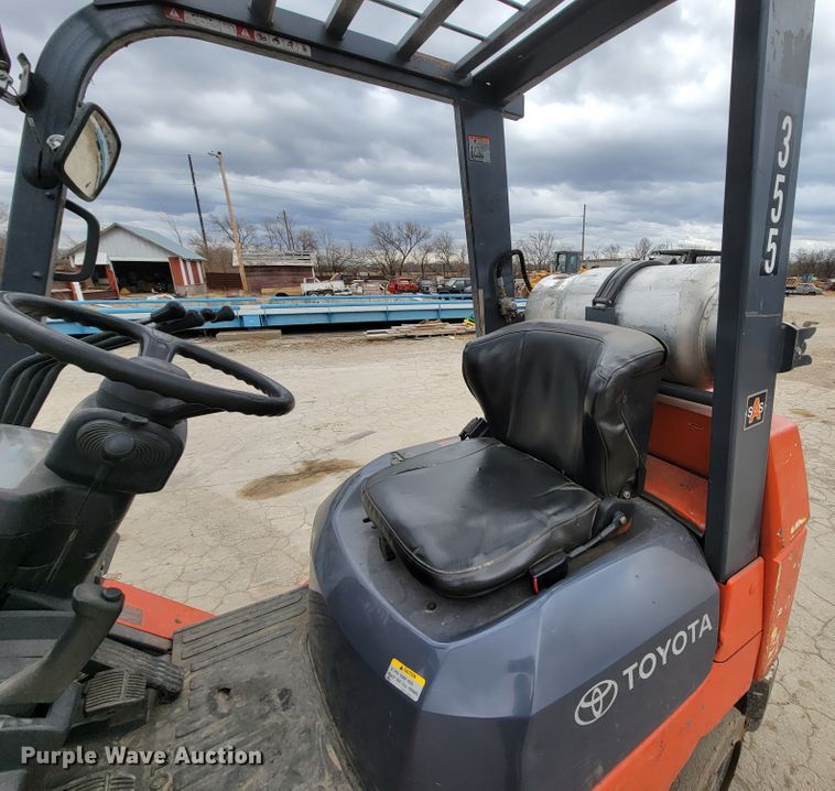 image for item HF9302 Toyota 7FGCU25  forklift