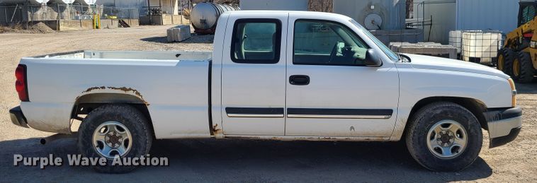 image for item IF9348 2004 Chevrolet Silverado 1500  Ext. Cab pickup truck