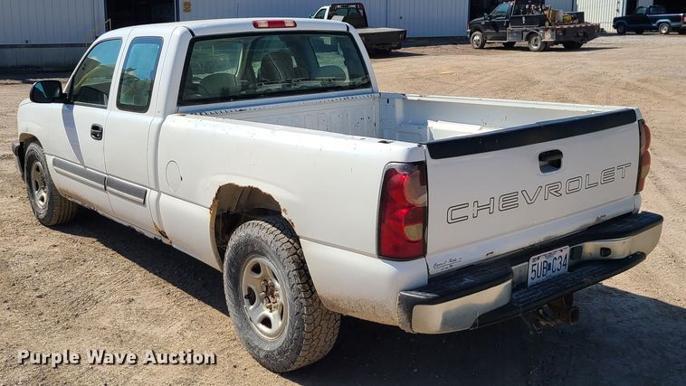 image for item IF9348 2004 Chevrolet Silverado 1500  Ext. Cab pickup truck