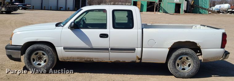 image for item IF9348 2004 Chevrolet Silverado 1500  Ext. Cab pickup truck