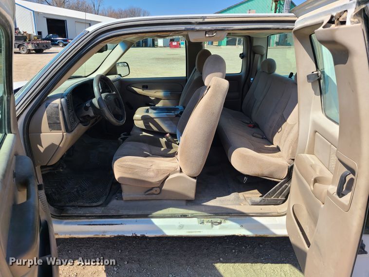 image for item IF9348 2004 Chevrolet Silverado 1500  Ext. Cab pickup truck