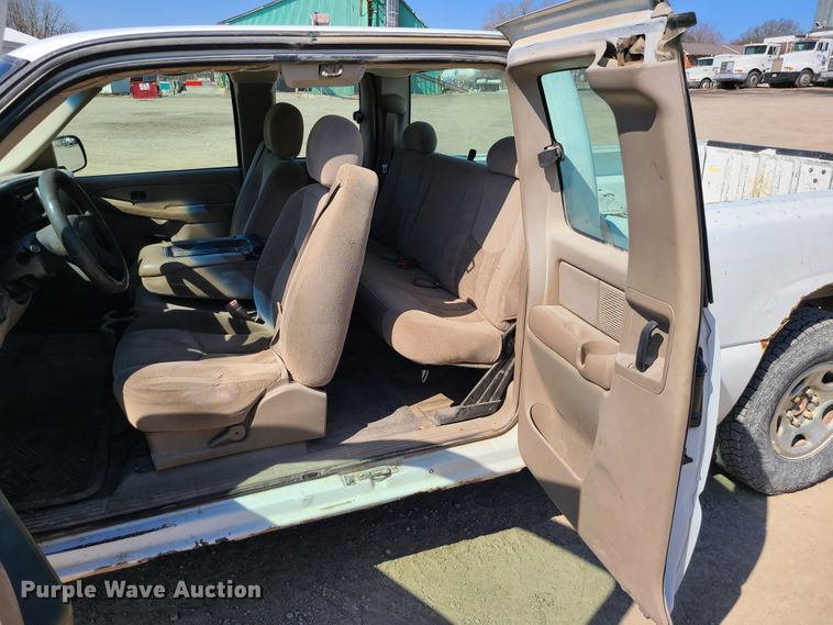 image for item IF9348 2004 Chevrolet Silverado 1500  Ext. Cab pickup truck