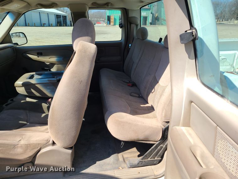 image for item IF9348 2004 Chevrolet Silverado 1500  Ext. Cab pickup truck