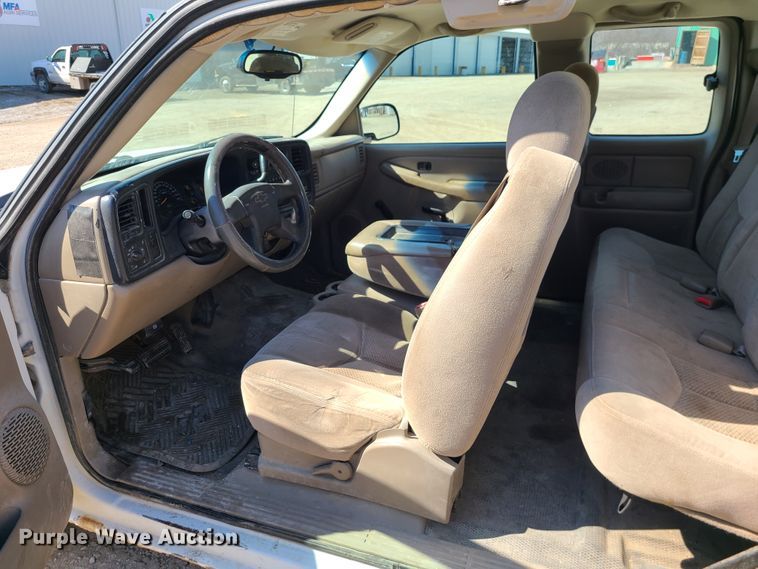 image for item IF9348 2004 Chevrolet Silverado 1500  Ext. Cab pickup truck