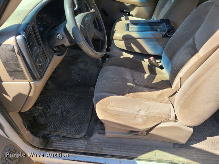 image for item IF9348 2004 Chevrolet Silverado 1500  Ext. Cab pickup truck