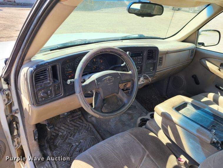 image for item IF9348 2004 Chevrolet Silverado 1500  Ext. Cab pickup truck