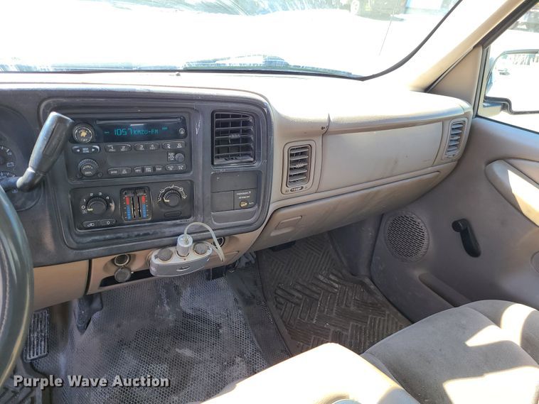 image for item IF9348 2004 Chevrolet Silverado 1500  Ext. Cab pickup truck