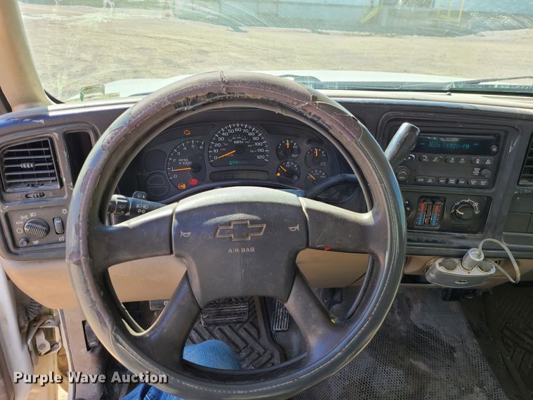 image for item IF9348 2004 Chevrolet Silverado 1500  Ext. Cab pickup truck