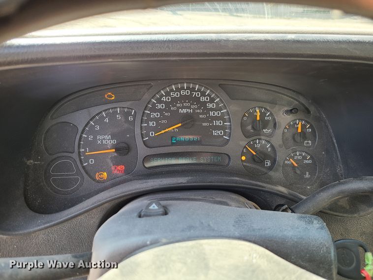 image for item IF9348 2004 Chevrolet Silverado 1500  Ext. Cab pickup truck