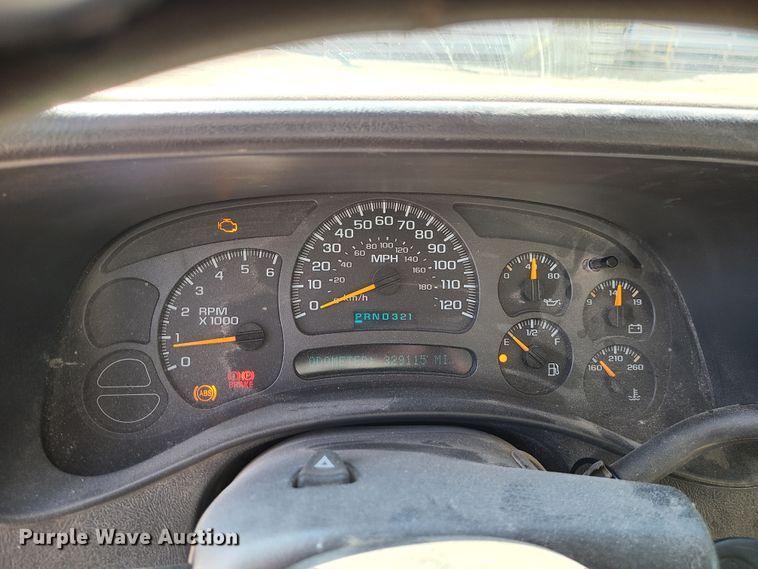 image for item IF9348 2004 Chevrolet Silverado 1500  Ext. Cab pickup truck