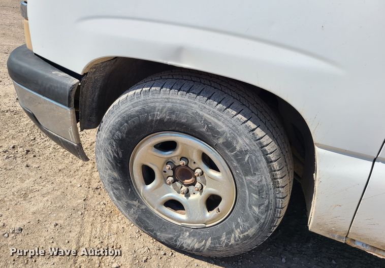 image for item IF9348 2004 Chevrolet Silverado 1500  Ext. Cab pickup truck