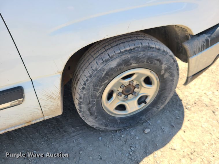image for item IF9348 2004 Chevrolet Silverado 1500  Ext. Cab pickup truck