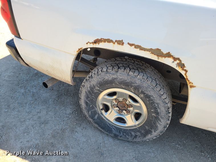 image for item IF9348 2004 Chevrolet Silverado 1500  Ext. Cab pickup truck