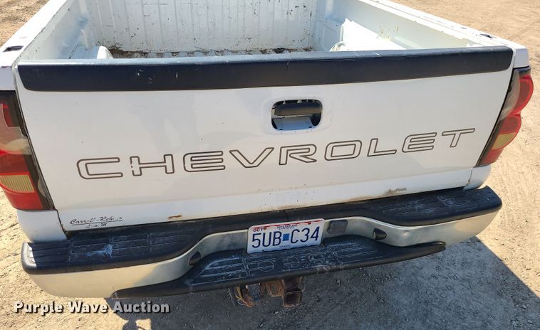 image for item IF9348 2004 Chevrolet Silverado 1500  Ext. Cab pickup truck