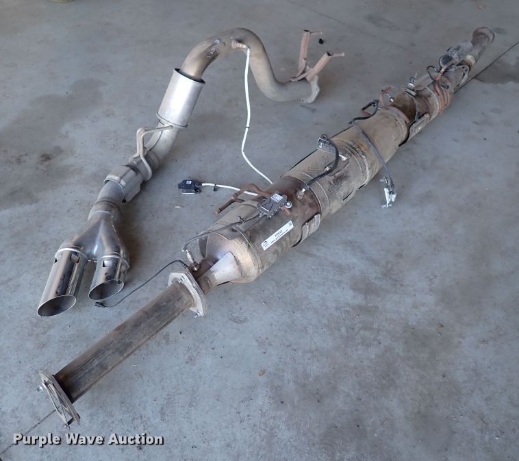 image for item IH9642 Ford Super Duty pickup truck exhaust system