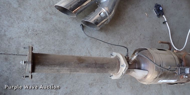 image for item IH9642 Ford Super Duty pickup truck exhaust system