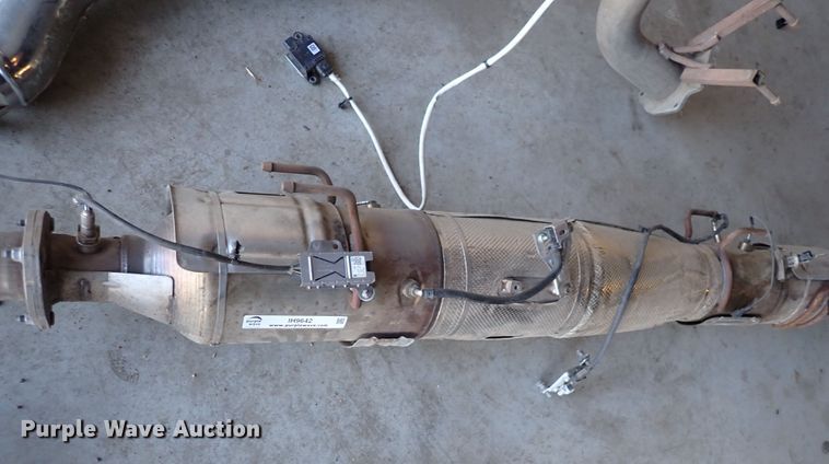 image for item IH9642 Ford Super Duty pickup truck exhaust system