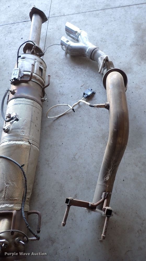 image for item IH9642 Ford Super Duty pickup truck exhaust system