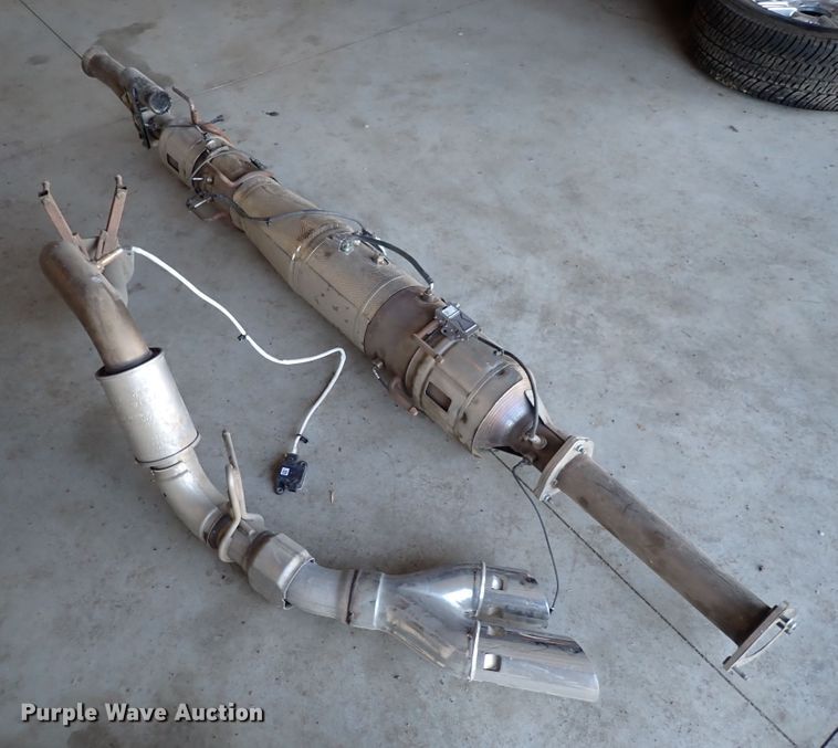 image for item IH9642 Ford Super Duty pickup truck exhaust system