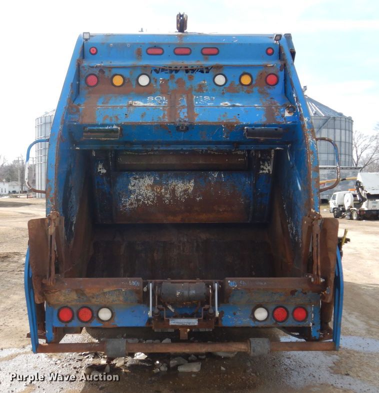 image for item IM9829 2013 International 7400  refuse truck