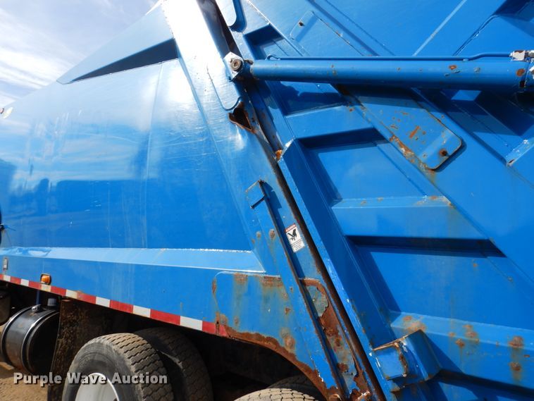 image for item IM9829 2013 International 7400  refuse truck