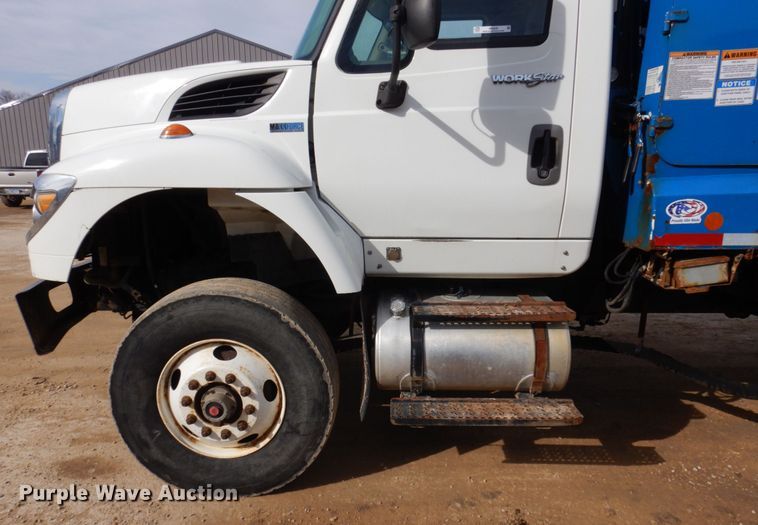 image for item IM9829 2013 International 7400  refuse truck