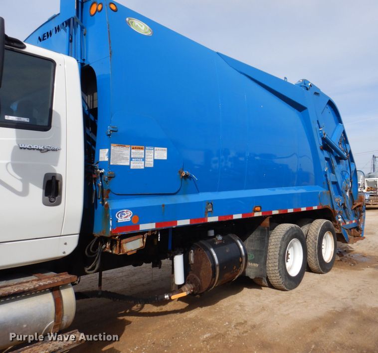 image for item IM9829 2013 International 7400  refuse truck