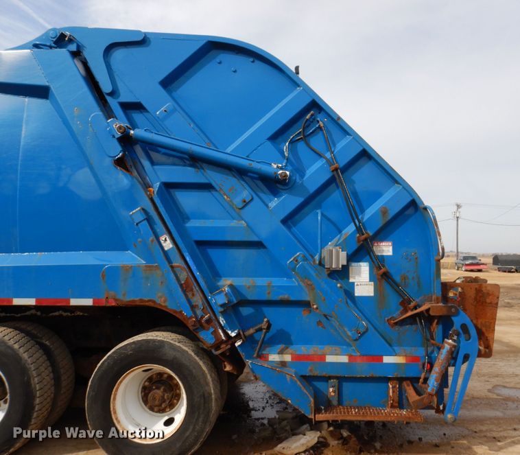 image for item IM9829 2013 International 7400  refuse truck