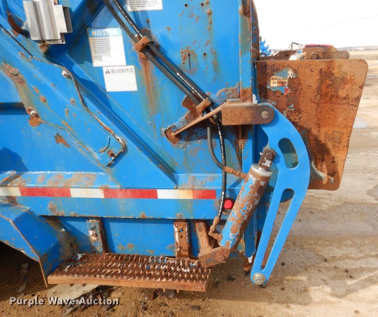 image for item IM9829 2013 International 7400  refuse truck