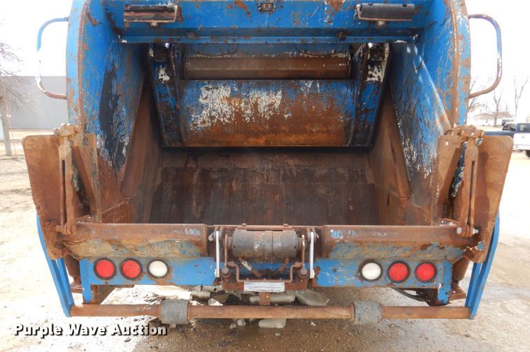 image for item IM9829 2013 International 7400  refuse truck