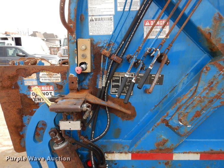 image for item IM9829 2013 International 7400  refuse truck