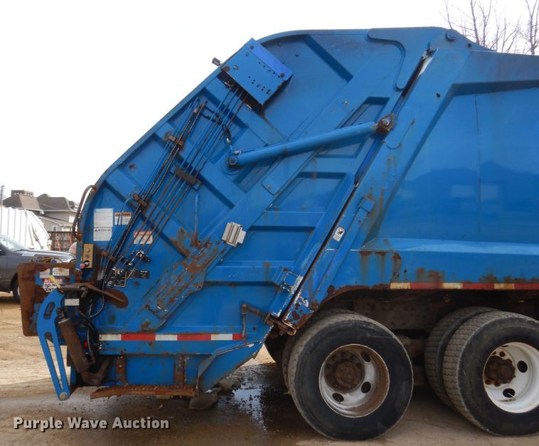 image for item IM9829 2013 International 7400  refuse truck