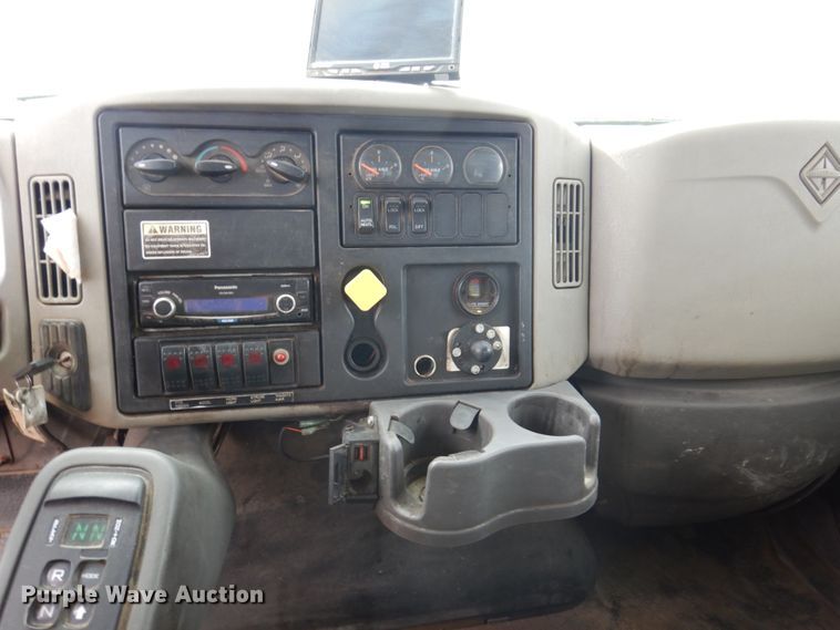 image for item IM9829 2013 International 7400  refuse truck