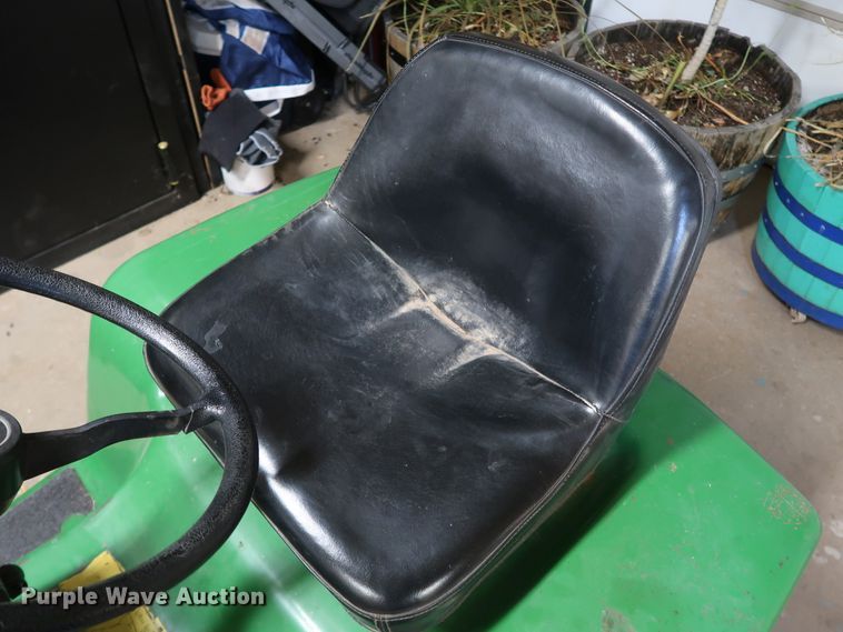 image for item IY9067 1992 John Deere 318  lawn tractor