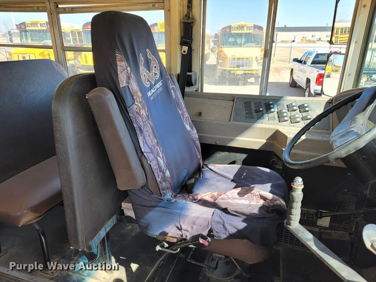 image for item JE9926 2001 International 3000  school bus