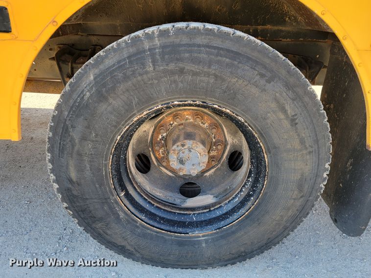 image for item JE9926 2001 International 3000  school bus