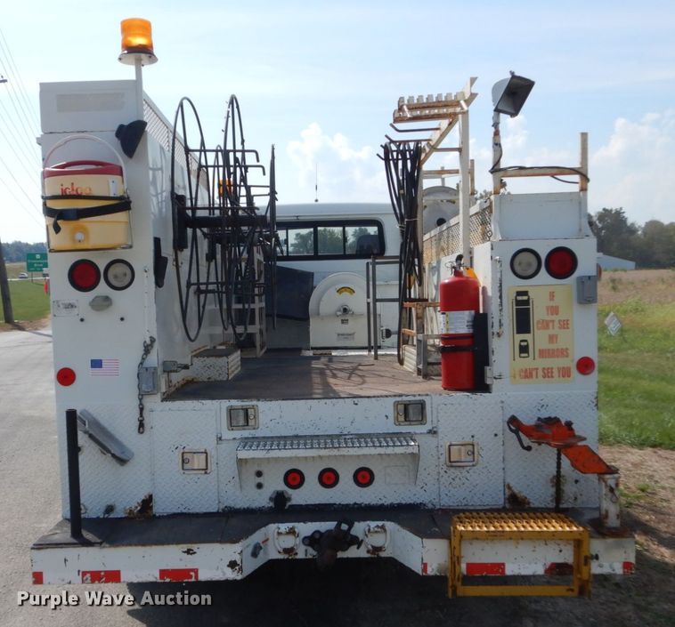 image for item JG9052 1998 International 4700  utility / service truck