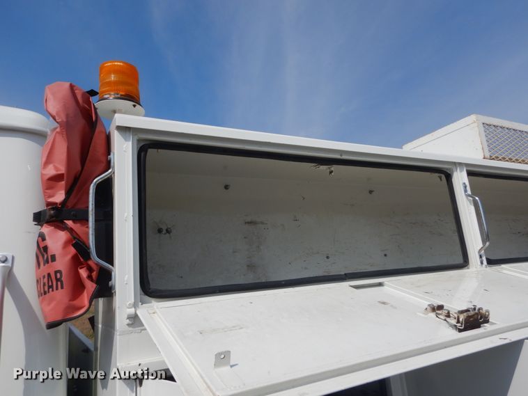 image for item JG9052 1998 International 4700  utility / service truck