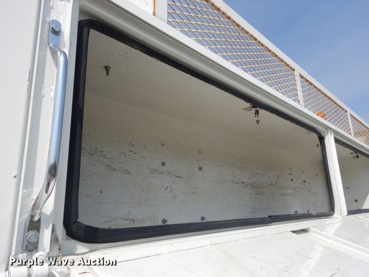 image for item JG9052 1998 International 4700  utility / service truck