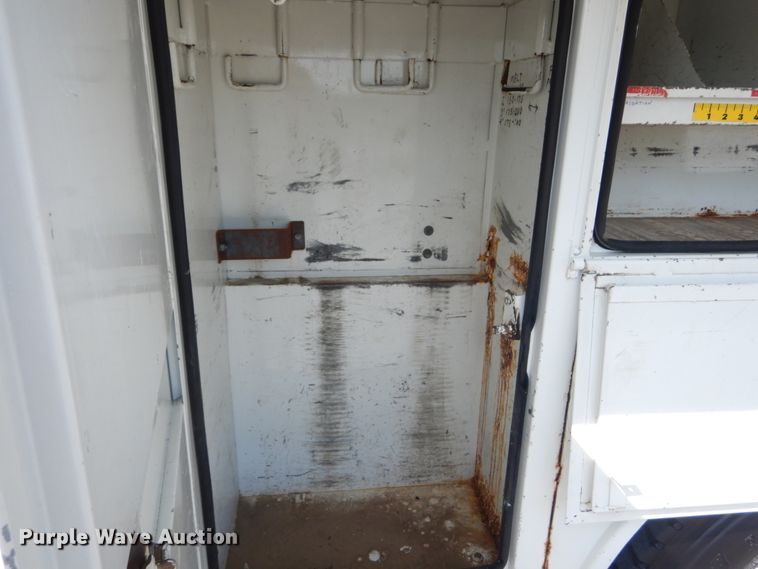 image for item JG9052 1998 International 4700  utility / service truck