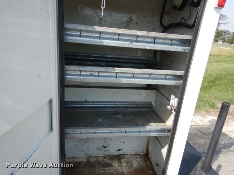 image for item JG9052 1998 International 4700  utility / service truck