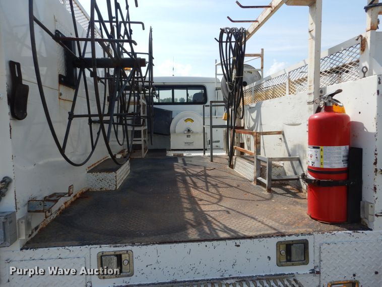 image for item JG9052 1998 International 4700  utility / service truck