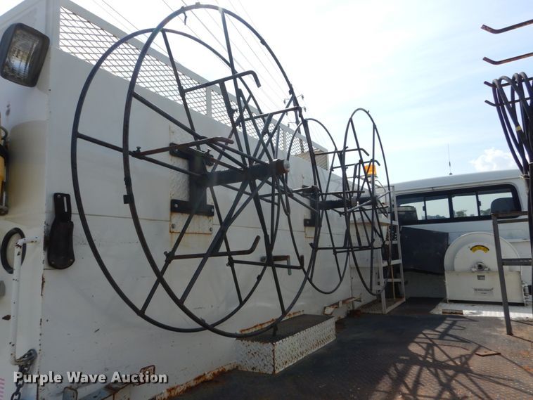 image for item JG9052 1998 International 4700  utility / service truck