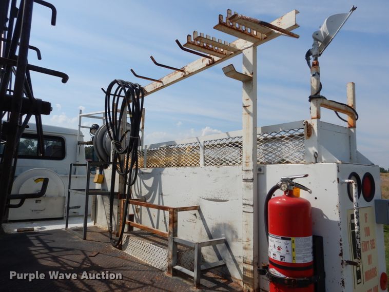 image for item JG9052 1998 International 4700  utility / service truck