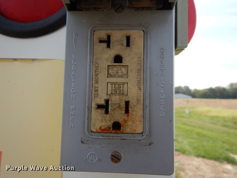 image for item JG9052 1998 International 4700  utility / service truck