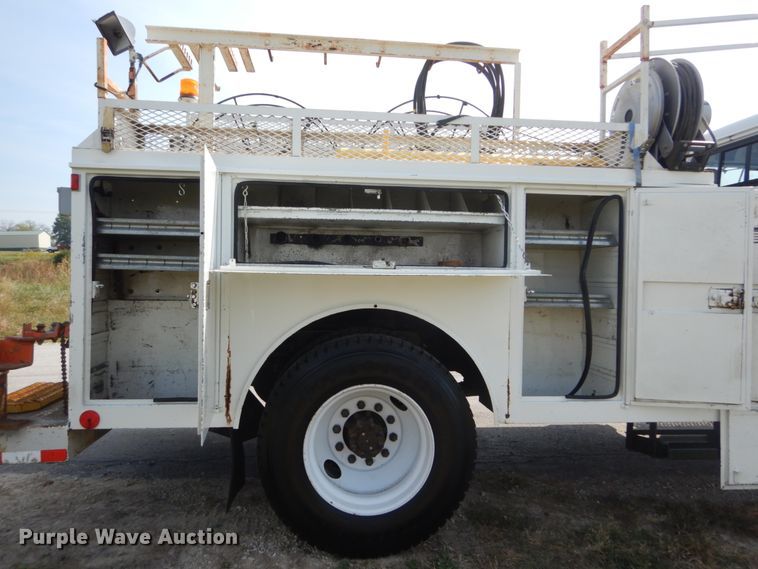 image for item JG9052 1998 International 4700  utility / service truck